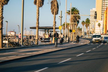 Tel Aviv İsrail 21 Aralık 2020 Kilit altındayken ve Coronavirus salgını İsrail 'i vurduğunda Tel Aviv sokaklarında dolaşan kimliği belirsiz insanların görüntüsü