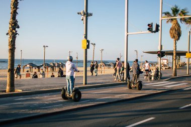 Tel Aviv İsrail 21 Aralık 2020 Kilit altındayken ve Coronavirus salgını İsrail 'i vurduğunda Tel Aviv sokaklarında dolaşan kimliği belirsiz insanların görüntüsü