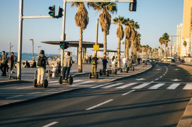 Tel Aviv İsrail 21 Aralık 2020 Kilit altındayken ve Coronavirus salgını İsrail 'i vurduğunda Tel Aviv sokaklarında dolaşan kimliği belirsiz insanların görüntüsü