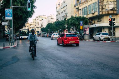 Tel Aviv İsrail 21 Aralık 2020 Kilit altındayken ve Coronavirus salgını İsrail 'i vurduğunda Tel Aviv sokaklarında dolaşan kimliği belirsiz insanların görüntüsü