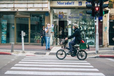 Tel Aviv İsrail 21 Aralık 2020 Kilit altındayken ve Coronavirus salgını İsrail 'i vurduğunda Tel Aviv sokaklarında dolaşan kimliği belirsiz insanların görüntüsü
