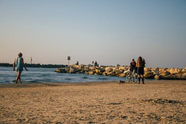 Tel Aviv İsrail 21 Aralık 2020 Tel Aviv sahilinde İsrail 'i vuran koronavirüs salgınına rağmen İsrail halkının eğlendiğini görüyoruz.