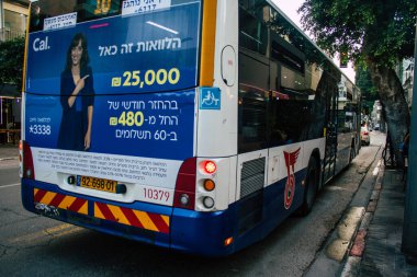 Tel Aviv İsrail 21 Aralık 2020 İsrail 'de Coronavirus salgını ve tecrit sırasında Tel Aviv sokaklarından geçen bir İsrail halk otobüsünün görüntüsü