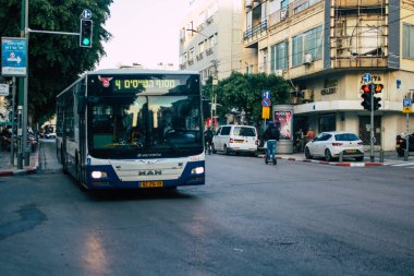 Tel Aviv İsrail 21 Aralık 2020 İsrail 'de Coronavirus salgını ve tecrit sırasında Tel Aviv sokaklarından geçen bir İsrail halk otobüsünün görüntüsü