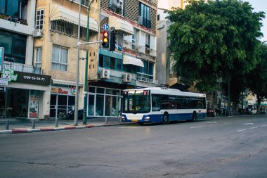 Tel Aviv İsrail 21 Aralık 2020 İsrail 'de Coronavirus salgını ve tecrit sırasında Tel Aviv sokaklarından geçen bir İsrail halk otobüsünün görüntüsü