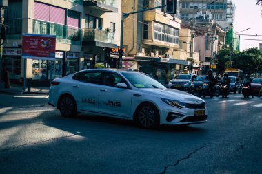 Tel Aviv İsrail 21 Aralık 2020 'de İsrail' deki Coronavirus salgını ve tecrit sırasında Tel Aviv sokaklarından geçen geleneksel bir İsrail taksisinin görüntüsü