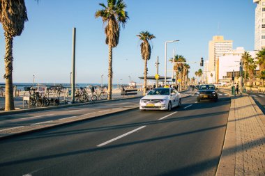 Tel Aviv İsrail 21 Aralık 2020 'de İsrail' deki Coronavirus salgını ve tecrit sırasında Tel Aviv sokaklarından geçen geleneksel bir İsrail taksisinin görüntüsü