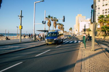 Tel Aviv İsrail 21 Aralık 2020 'de İsrail' deki Coronavirus salgını ve tecrit sırasında Tel Aviv sokaklarından geçen geleneksel bir İsrail taksisinin görüntüsü
