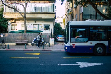 Tel Aviv İsrail 22 Aralık 2020 İsrail 'de Coronavirus salgını ve tecrit sırasında Tel Aviv sokaklarından geçen bir İsrail halk otobüsünün görüntüsü