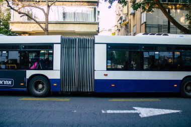 Tel Aviv İsrail 22 Aralık 2020 İsrail 'de Coronavirus salgını ve tecrit sırasında Tel Aviv sokaklarından geçen bir İsrail halk otobüsünün görüntüsü