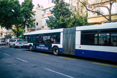 Tel Aviv İsrail 22 Aralık 2020 İsrail 'de Coronavirus salgını ve tecrit sırasında Tel Aviv sokaklarından geçen bir İsrail halk otobüsünün görüntüsü