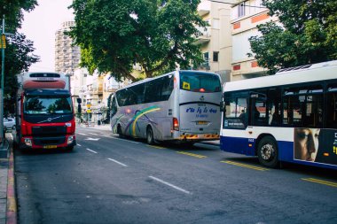 Tel Aviv İsrail 22 Aralık 2020 İsrail 'de Coronavirus salgını ve tecrit sırasında Tel Aviv sokaklarından geçen bir İsrail halk otobüsünün görüntüsü