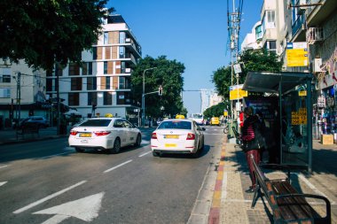 Tel Aviv İsrail 22 Aralık 2020 'de İsrail' deki Coronavirus salgını ve tecrit sırasında Tel Aviv sokaklarından geçen geleneksel bir İsrail taksisinin görüntüsü