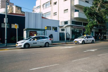 Tel Aviv İsrail 22 Aralık 2020 'de İsrail' deki Coronavirus salgını ve tecrit sırasında Tel Aviv sokaklarından geçen geleneksel bir İsrail taksisinin görüntüsü