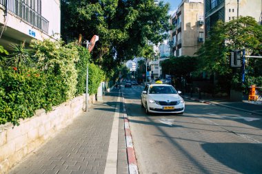 Tel Aviv İsrail 22 Aralık 2020 'de İsrail' deki Coronavirus salgını ve tecrit sırasında Tel Aviv sokaklarından geçen geleneksel bir İsrail taksisinin görüntüsü