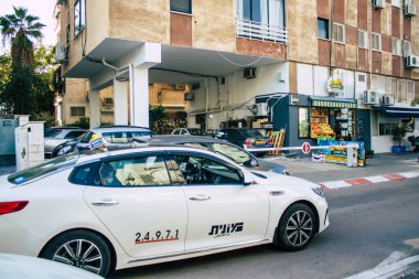 Tel Aviv İsrail 22 Aralık 2020 'de İsrail' deki Coronavirus salgını ve tecrit sırasında Tel Aviv sokaklarından geçen geleneksel bir İsrail taksisinin görüntüsü