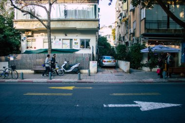 Tel Aviv İsrail 22 Aralık 2020 Tel Aviv ve Coronavirüs salgını sırasında İsrail sokaklarında yürüyen kimliği belirsiz İsrail halkının görüntüsü