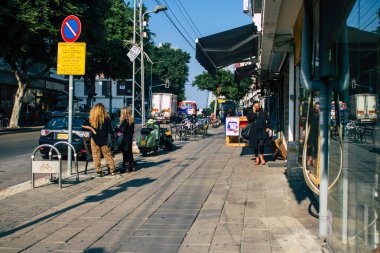 Tel Aviv İsrail 22 Aralık 2020 Tel Aviv ve Coronavirüs salgını sırasında İsrail sokaklarında yürüyen kimliği belirsiz İsrail halkının görüntüsü