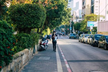 Tel Aviv İsrail 22 Aralık 2020 Tel Aviv ve Coronavirüs salgını sırasında İsrail sokaklarında yürüyen kimliği belirsiz İsrail halkının görüntüsü