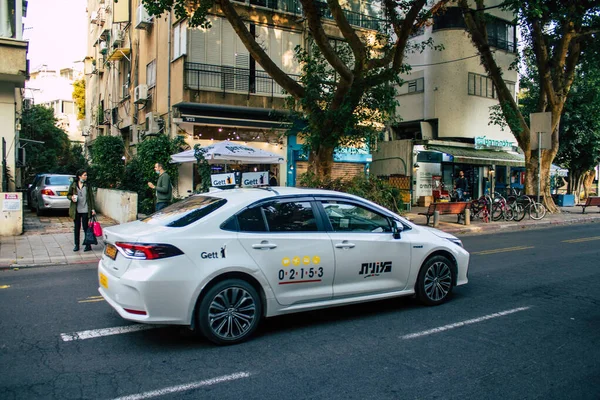 Tel Aviv İsrail 22 Aralık 2020 'de İsrail' deki Coronavirus salgını ve tecrit sırasında Tel Aviv sokaklarından geçen geleneksel bir İsrail taksisinin görüntüsü