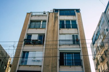 Tel Aviv İsrail 22 Aralık 2020 'de İsrail' deki Coronavirus salgını sırasında Tel Aviv sokaklarında bulunan modern bir binanın cephesine baktı.