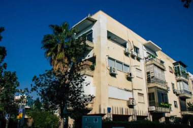 Tel Aviv İsrail 22 Aralık 2020 'de İsrail' deki Coronavirus salgını sırasında Tel Aviv sokaklarında bulunan modern bir binanın cephesine baktı.