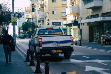 Tel Aviv İsrail 22 Aralık 2020 'de İsrail' deki Coronavirus salgını sırasında Tel Aviv sokaklarından geçen geleneksel bir İsrail polis aracının görüntüsü
