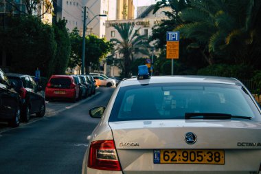 Tel Aviv İsrail 22 Aralık 2020 'de İsrail' deki Coronavirus salgını sırasında Tel Aviv sokaklarından geçen geleneksel bir İsrail polis aracının görüntüsü