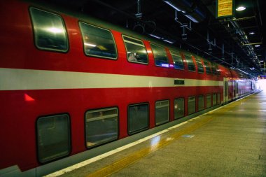 Tel Aviv İsrail 23 Aralık 2020 Coronavirus salgını sırasında İsrail 'i vuran Tel Aviv' deki tren istasyonu platformunun görüntüsü