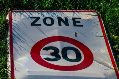 Reims şehir merkezindeki karayolu kullanıcısına bilgi sağlamak için yolun kenarında veya üzerinde dikilmiş sokak levhası veya yol tabelasının görüntüsü 26 Aralık 2020 'de Fransa' yı kapsar