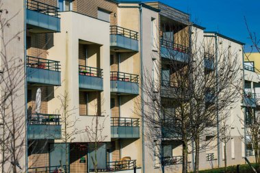 26 Aralık 2020 'de, Fransa' nın Grand Est bölgesinde yer alan ve Avrupa 'nın en eski şehirlerinden biri olan Reims' de yer alan modern bir binanın cephesine bakmaktadır.