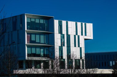 26 Aralık 2020 'de, Fransa' nın Grand Est bölgesinde yer alan ve Avrupa 'nın en eski şehirlerinden biri olan Reims' de yer alan modern bir binanın cephesine bakmaktadır.