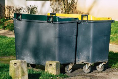 26 Aralık 2020 'de, Fransa' nın Grand Est bölgesinde bulunan ve Avrupa 'nın en eski kentlerinden biri olan Reims' in şehir merkezindeki çöp konteynırına bakmaktadır.