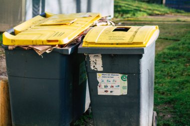 26 Aralık 2020 'de, Fransa' nın Grand Est bölgesinde bulunan ve Avrupa 'nın en eski kentlerinden biri olan Reims' in şehir merkezindeki çöp konteynırına bakmaktadır.