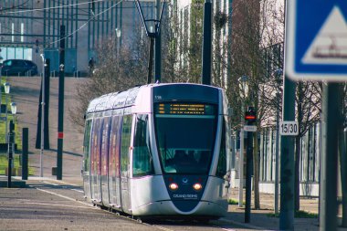26 Aralık 2020 'de Fransa' yı sokaklardan geçen ve Fransa 'daki Reims toplu taşıma sisteminin bir parçası olan yolculara yönelik modern bir elektrikli tramvaya bakıyor.