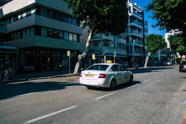 Tel Aviv İsrail 28 Aralık 2020 'de İsrail' deki Coronavirus salgını ve tecrit sırasında Tel Aviv sokaklarından geçen geleneksel bir İsrail taksisinin görüntüsü