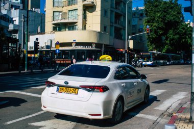 Tel Aviv İsrail 28 Aralık 2020 'de İsrail' deki Coronavirus salgını ve tecrit sırasında Tel Aviv sokaklarından geçen geleneksel bir İsrail taksisinin görüntüsü