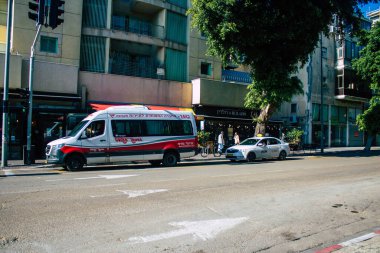 Tel Aviv İsrail 28 Aralık 2020 'de İsrail' deki Coronavirus salgını ve tecrit sırasında Tel Aviv sokaklarından geçen geleneksel bir İsrail taksisinin görüntüsü