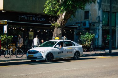 Tel Aviv İsrail 28 Aralık 2020 'de İsrail' deki Coronavirus salgını ve tecrit sırasında Tel Aviv sokaklarından geçen geleneksel bir İsrail taksisinin görüntüsü