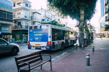 Tel Aviv İsrail 28 Aralık 2020 İsrail 'de Coronavirus salgını ve tecrit sırasında Tel Aviv sokaklarından geçen bir İsrail halk otobüsünün görüntüsü
