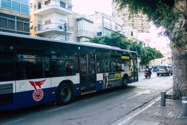 Tel Aviv İsrail 28 Aralık 2020 İsrail 'de Coronavirus salgını ve tecrit sırasında Tel Aviv sokaklarından geçen bir İsrail halk otobüsünün görüntüsü