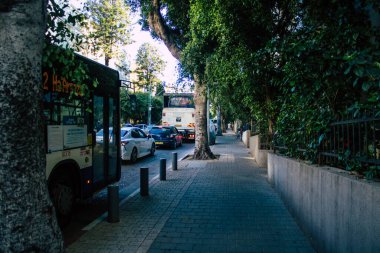 Tel Aviv İsrail 28 Aralık 2020 İsrail 'de Coronavirus salgını ve tecrit sırasında Tel Aviv sokaklarından geçen bir İsrail halk otobüsünün görüntüsü