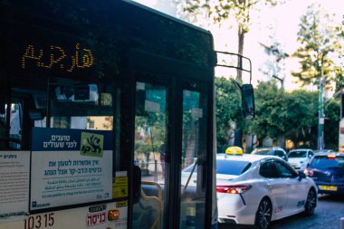 Tel Aviv İsrail 28 Aralık 2020 İsrail 'de Coronavirus salgını ve tecrit sırasında Tel Aviv sokaklarından geçen bir İsrail halk otobüsünün görüntüsü