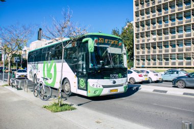 Tel Aviv İsrail 28 Aralık 2020 İsrail 'de Coronavirus salgını ve tecrit sırasında Tel Aviv sokaklarından geçen bir İsrail halk otobüsünün görüntüsü