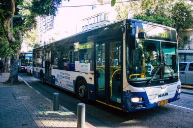 Tel Aviv İsrail 28 Aralık 2020 İsrail 'de Coronavirus salgını ve tecrit sırasında Tel Aviv sokaklarından geçen bir İsrail halk otobüsünün görüntüsü