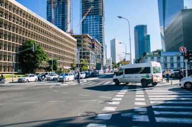 Tel Aviv İsrail 28 Aralık 2020 Coronavirus salgını sırasında Tel Aviv sokaklarındaki şehir trafiğini gösteriyor.