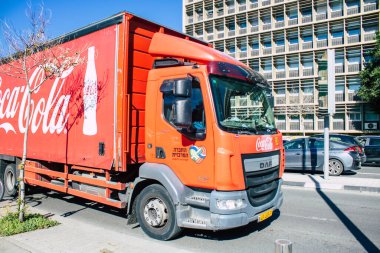 Tel Aviv İsrail 28 Aralık 2020 Coronavirus salgını sırasında Tel Aviv sokaklarındaki şehir trafiğini gösteriyor.