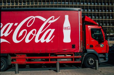 Tel Aviv İsrail 28 Aralık 2020 Coronavirus salgını sırasında Tel Aviv sokaklarındaki şehir trafiğini gösteriyor.