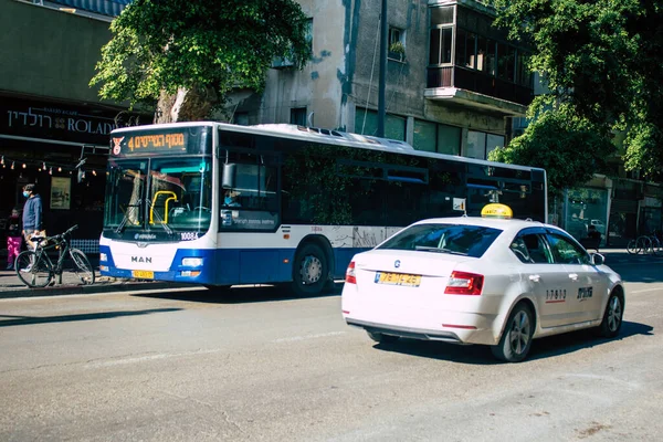 Tel Aviv İsrail 28 Aralık 2020 Coronavirus salgını sırasında Tel Aviv sokaklarındaki şehir trafiğini gösteriyor.