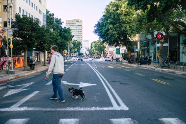 Tel Aviv İsrail 28 Aralık 2020 Tel Aviv ve Coronavirüs salgını sırasında İsrail sokaklarında yürüyen kimliği belirsiz İsrail vatandaşlarının görüntüsü